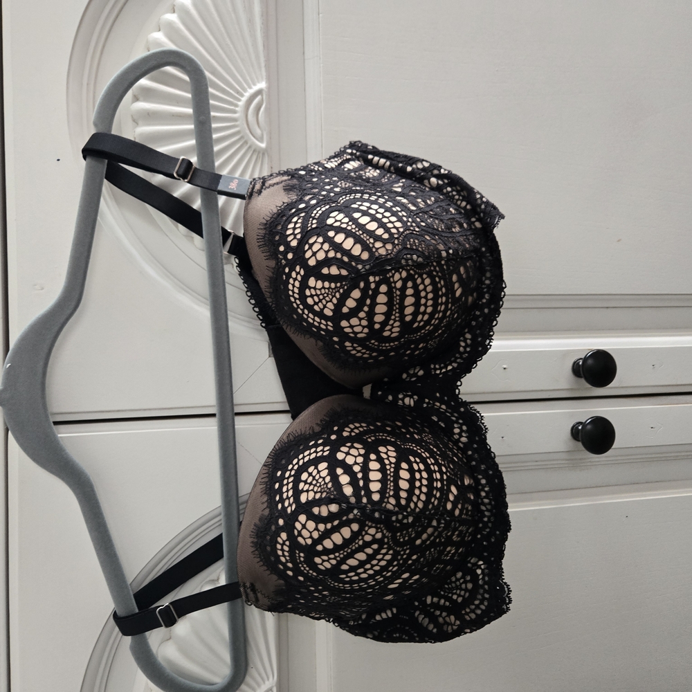 Victoria's Secret Black Lace Bra with Elegant Design
